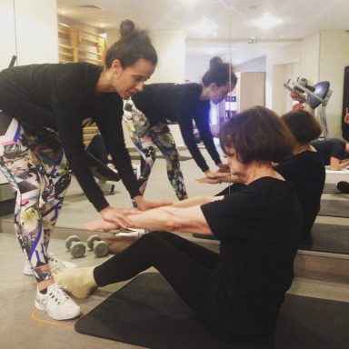 Travail d'enroulé de la colonne en Pilates