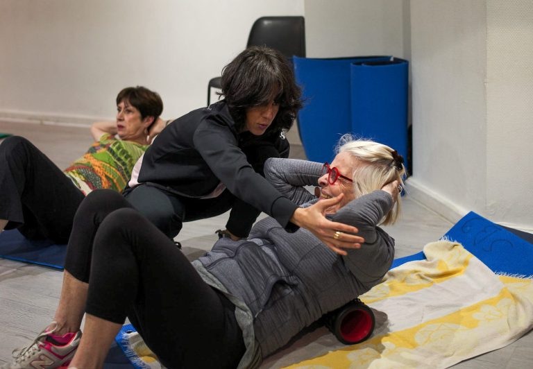 Enseignement d'auto massage du dos avec un rouleau de massage