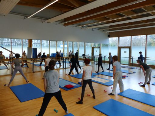 Cours de gym douce avec travail postural et rééducatif au stade Suchet