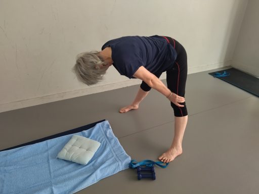 Stretching des ischios jambiers avec allongement du dos en cours de stretching rééducatif