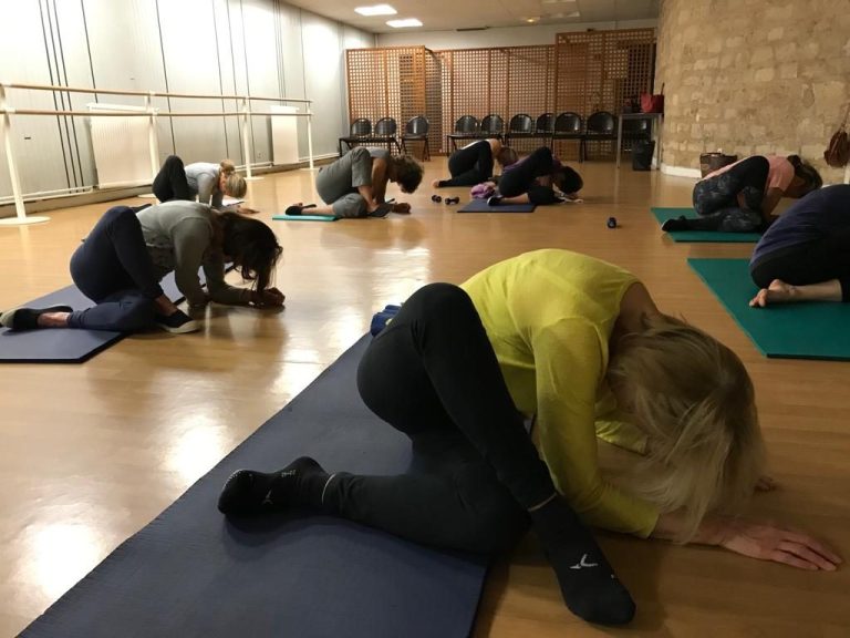 Cours de gym douce et stretching vec étirements des fessiers