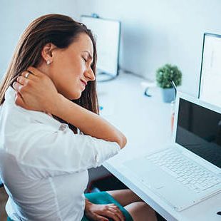 Mal aux cervicales en travaillant sur ordinateur au bureau