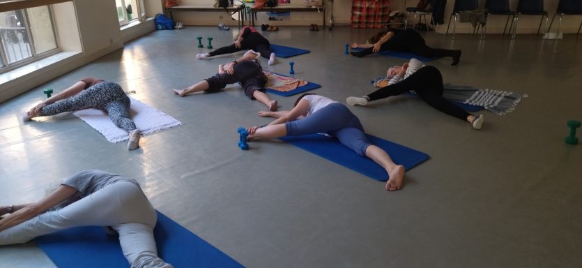 Etirement des ischios - adducteurs en cours collectif de gym douce au Centre André Malraux, Paris 6ème