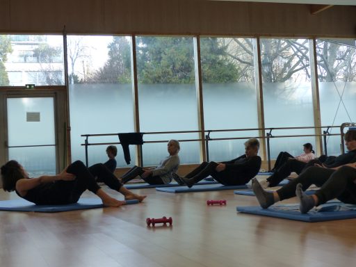 Travail d'assouplissement de la colonne lors d'un cours de gym douce et stretching