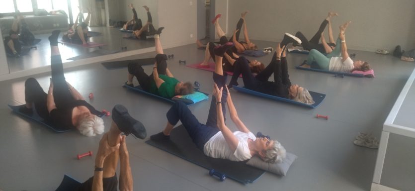Etirement des muscles des jambes en cours collectif d'assouplissement, Paris 4ème