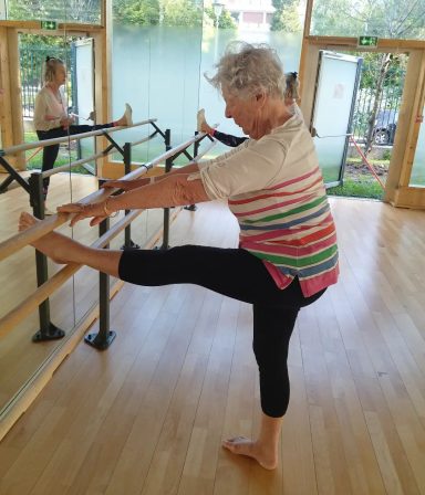 Travail d'assouplissement des ischios à la barre lors d'un cours de stretching