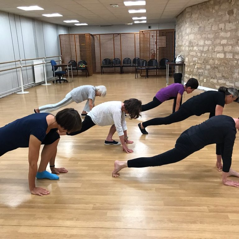 Cours de gym douce stretching avec étirement des hanches