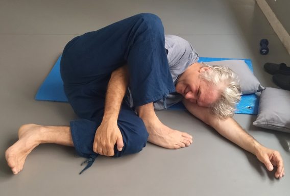 Etirement des muscles du fessier et de la hanche en cours collectif de stretching