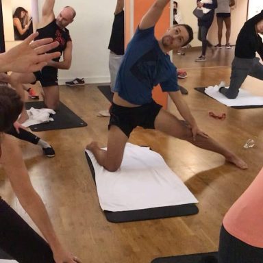 Cours de stretching avancé en cours collectif à Paris 1er