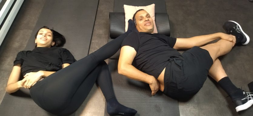 Stretching père-fille en coaching duo pour assouplir le corps