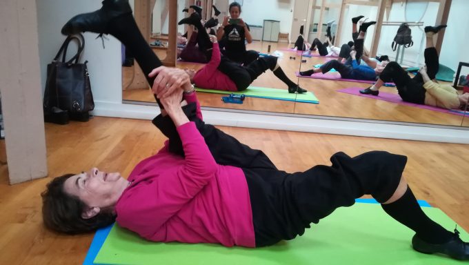 Etirements des ischios jambiers en cours collectif de gym douce - stretching