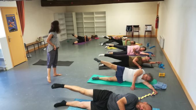 Travail de stabilité du centre en cours de Pilates débutant