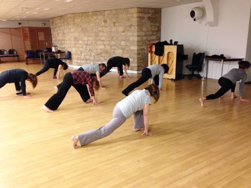 Etirement des hanches et du psoas en cours de gym douce stretching au centre André Malraux, Paris 6ème